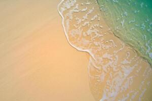 Horizont Oase Antenne Gelassenheit erfasst schön Strand Sand von über, ein still Tapisserie von Küsten Schönheit foto