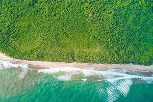 Horizont Oase Antenne Gelassenheit erfasst schön Strand Sand von über, ein still Tapisserie von Küsten Schönheit foto