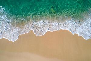 Horizont Oase Antenne Gelassenheit erfasst schön Strand Sand von über, ein still Tapisserie von Küsten Schönheit foto