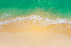 Horizont Oase Antenne Gelassenheit erfasst schön Strand Sand von über, ein still Tapisserie von Küsten Schönheit foto