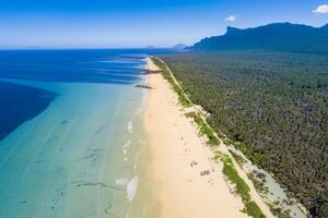Antenne Perspektive erfasst schön Strand Sand von über und hoch, ein still Aussicht von Küsten Glückseligkeit foto