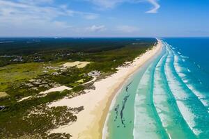 Antenne Perspektive erfasst schön Strand Sand von über und hoch, ein still Aussicht von Küsten Glückseligkeit foto