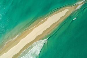 Horizont Oase Antenne Gelassenheit erfasst schön Strand Sand von über, ein still Tapisserie von Küsten Schönheit foto