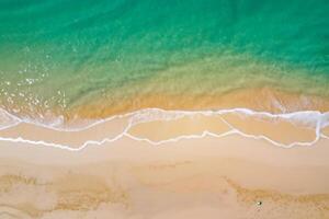 Horizont Oase Antenne Gelassenheit erfasst schön Strand Sand von über, ein still Tapisserie von Küsten Schönheit foto