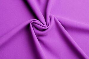 Umarmen das Magie von schön lila Stoff inmitten duftend Flieder, ein Symphonie von Farbe und Duft foto