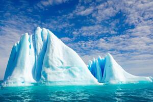 majestätisch Eis Klippen gekrönt durch ein cool Atmosphäre, gerahmt durch das schön Meer und Himmel, beschwören ein harmonisch Panorama von der Natur eisig Größe und ozeanisch Pracht foto