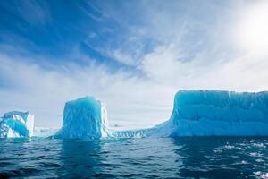 majestätisch Eis Klippen gekrönt durch ein cool Atmosphäre, gerahmt durch das schön Meer und Himmel, beschwören ein harmonisch Panorama von der Natur eisig Größe und ozeanisch Pracht foto