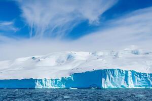 majestätisch Eis Klippen gekrönt durch ein cool Atmosphäre, gerahmt durch das schön Meer und Himmel, beschwören ein harmonisch Panorama von der Natur eisig Größe und ozeanisch Pracht foto