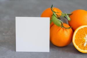 Weiß Papier Attrappe, Lehrmodell, Simulation belebt durch das pikant Aura von frisch Orangen, basteln ein visuell Symphonie von kulinarisch Opulenz und gesund Design foto