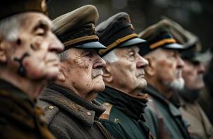 ein amerikanisch Senior Krieg Veteran steht feierlich im ein Friedhof. . foto