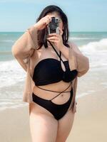 Porträt jung asiatisch Frau Fett mollig süß schön Lächeln glücklich Spaß genießen entspannen Bikini Badebekleidung Körper sexy Vorderseite Aussicht Meer Strand Weiß Sand sauber blauer Himmel Ruhe Natur Ozean Welle Wasser Reise auf Urlaub foto