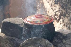 Kochen Essen auf ein Feuer foto