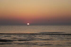 Sonnenuntergang am Strand foto