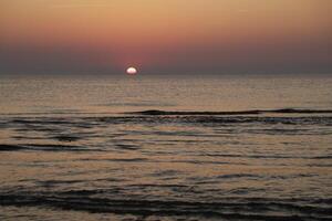 Sonnenuntergang am Strand foto