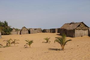 Fischer Häuser beim das Strand im Benin foto