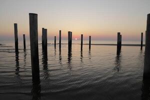 Sonnenuntergang im das Pole Dorf von petten im das Niederlande foto