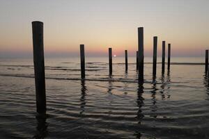 Sonnenuntergang im das Pole Dorf von petten im das Niederlande foto