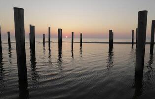 Sonnenuntergang im das Pole Dorf von petten im das Niederlande foto