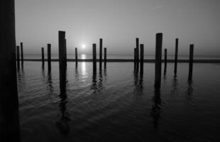 Sonnenuntergang im das Pole Dorf von petten im das Niederlande foto