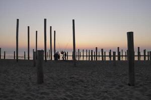 Sonnenuntergang im das Pole Dorf von petten im das Niederlande foto