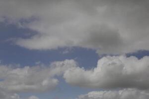 grau und Weiß Wolken im das Himmel foto
