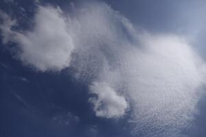 grau und Weiß Wolken im das Himmel foto