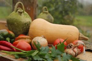 frisch Gemüse gepflückt frisch von das Garten im ein immer noch Leben mit zwei Gläser foto