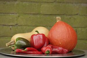 ein Teller mit frisch Gemüse gepflückt frisch von das Garten foto