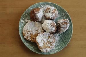 oliebollen und Apfel Krapfen sind typisch Niederländisch und gegessen im das Monat von Dezember insbesondere auf Neu Jahre Vorabend foto