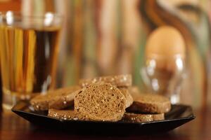 Frühstück mit Brot ein Ei und Apfel Saft foto