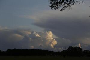 dramatisch Himmel mit bunt Wolken foto