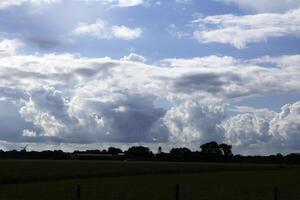 dramatisch Wolken im ein Niederländisch Landschaft foto