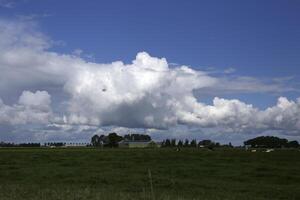 dramatisch Wolken im ein Niederländisch Landschaft foto
