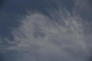 dramatisch grau Farben, Himmel mit Wolken foto