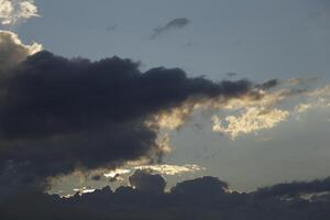 dramatisch grau Farben, Himmel mit Wolken foto