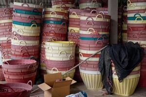 stapelbar Plastik Korb im das Obst Markt. foto