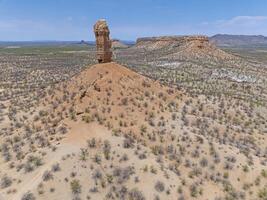 Drohne Panorama von das Landschaft um das berühmt Vingerklip Felsen Nadel im Nord Namibia während das Tag foto