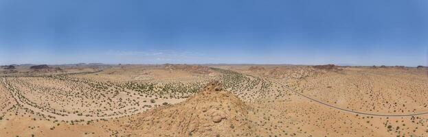 Drohne Panorama Über das namibian Wüste Landschaft in der Nähe von twyfelfontein während das Tag foto