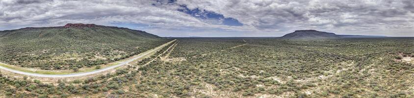 Drohne Panorama von das Landschaft um das Wasserberg im Namibia während das Tag foto