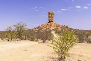 Bild von das berühmt Vingerklip Felsen Nadel im Nord Namibia während das Tag foto