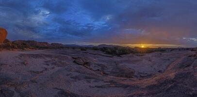 Panorama- Bild von Damaraland im Namibia während Sonnenuntergang foto