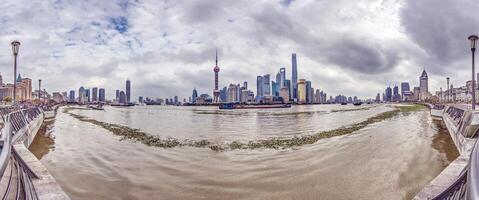 Panorama- Aussicht von das Huangpu Fluss und das Shanghai Horizont von das Bund foto