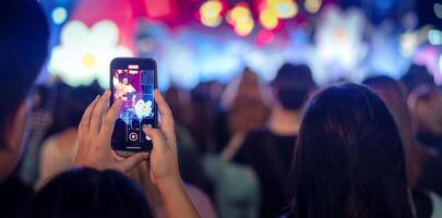 Menschen halten Clever Telefon und Aufzeichnung und Fotografieren im Musik- Festival Konzert foto