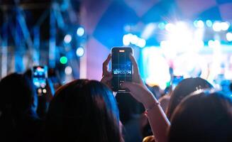 Menschen halten Clever Telefon und Aufzeichnung und Fotografieren im Musik- Festival Konzert foto