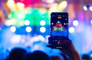 Menschen halten Clever Telefon und Aufzeichnung und Fotografieren im Musik- Festival Konzert foto