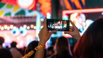 Menschen halten Clever Telefon und Aufzeichnung und Fotografieren im Musik- Festival Konzert foto