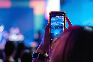 Menschen halten Clever Telefon und Aufzeichnung und Fotografieren im Musik- Festival Konzert foto