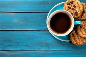 Kaffee Tasse und Plätzchen Schokolade auf Blau hölzern Hintergrund.. foto