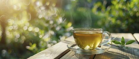 Gelassenheit im Natur, aromatisch Grün Tee serviert im ein Glas Tasse ruhen auf ein Licht hölzern Tabelle draußen, Angebot Raum zum Text foto