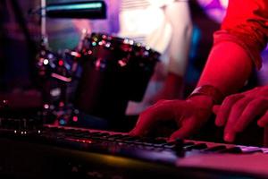 Keyboarder Hände auf der Bühne foto